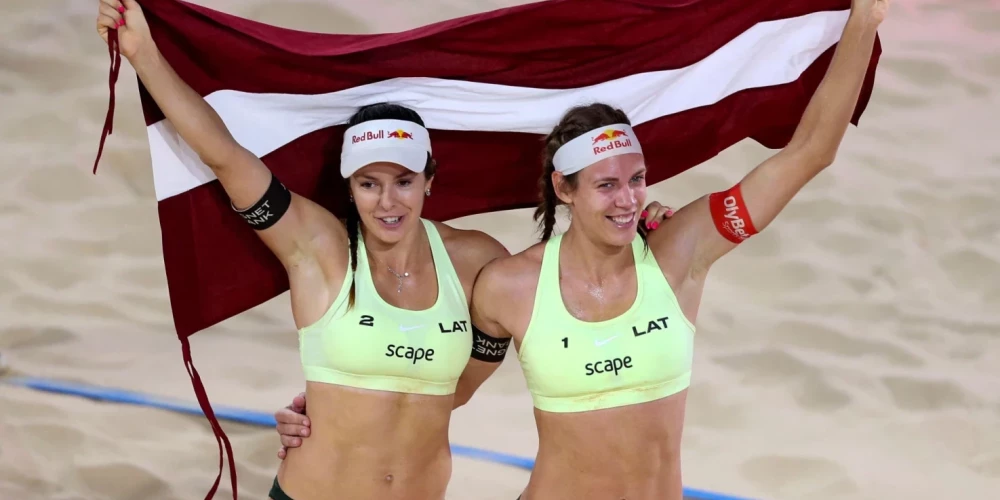 Anastasija Samoilova un Tīna Graudiņa ir pludmales volejbola karalienes.