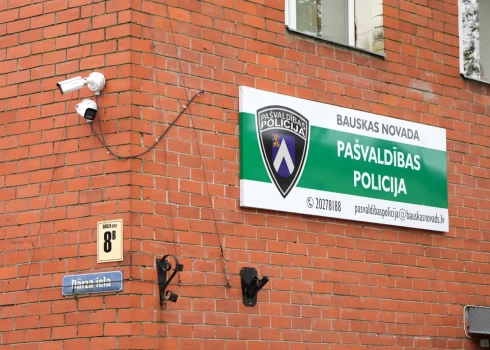 Saistībā ar suņu nošaušanu Brunavas pagastā pašvaldības policijas darbiniekiem piemēroti disciplinārsodi.