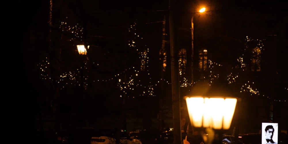 Rīgas centrs Ziemassvētku laikā iemirdzas īpašā noskaņā – ielas rotā gaismas virtenes, skatlogos mirdz svētku dekori, bet pilsētnieki un viesi nesteidzīgās pastaigās bauda gada brīnumaināko laiku.