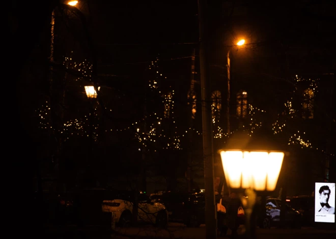 Rīgas centrs Ziemassvētku laikā iemirdzas īpašā noskaņā – ielas rotā gaismas virtenes, skatlogos mirdz svētku dekori, bet pilsētnieki un viesi nesteidzīgās pastaigās bauda gada brīnumaināko laiku.