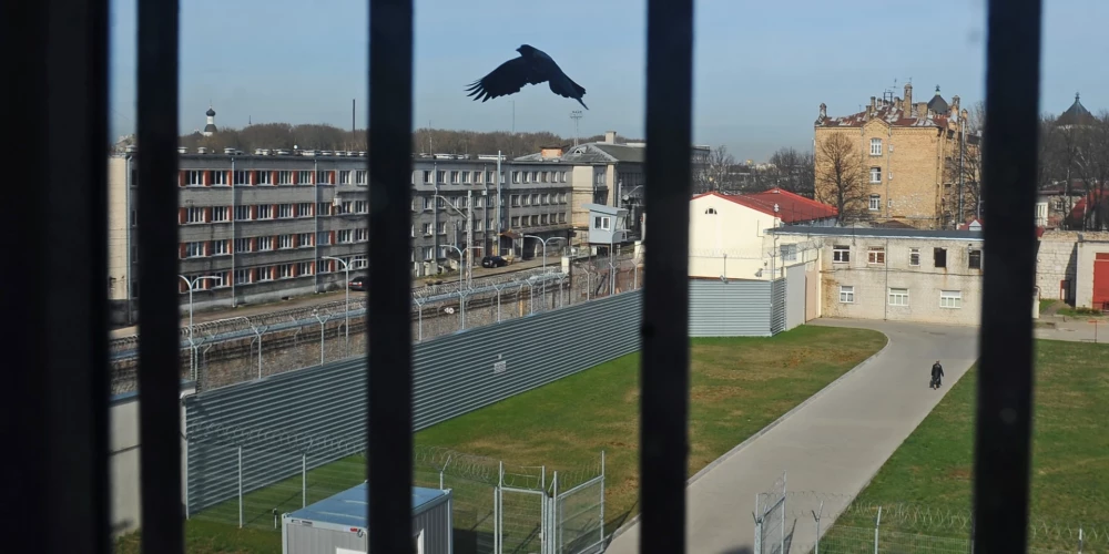Par bijušās draudzenes nolaupīšanu un vairākkārtēju viņas izvarošanu vīrietim piespriež 15 gadus cietumā. 