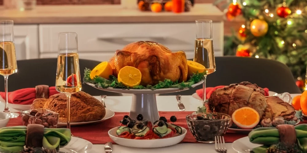 Нужно поесть перед праздничным столом — примерно за два часа до застолья рекомендуется принять белки и клетчатку, например творог и овощи, яйца, черный хлеб, йогурт.