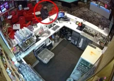 VIDEO: pazīsti viņu? Policija lūdz palīdzēt atpazīt vīrieti, kurš spēļu zālē iesaistījās kautiņā