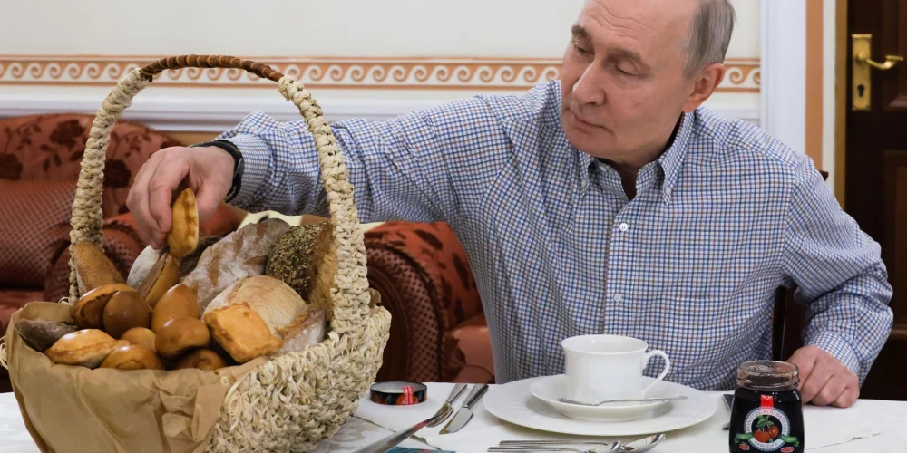 Krievijas dikators Vladimirs Putins mielojas ar pīrāgiem un tēju.
