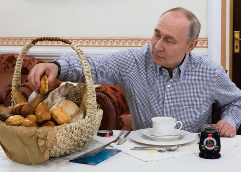 Krievijas dikators Vladimirs Putins mielojas ar pīrāgiem un tēju.