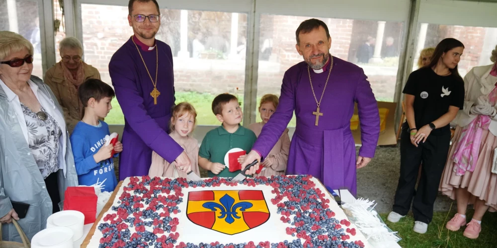 2025. gadā "svētās tortes" bija gan saldas, gan ar darvas karoti: Latvijas reliģisko vidi satricināja pamatīgi skandāli (attēlā - iepriekšējais LELB arhibīskaps Jānis Vanags (pa labi) bīskapa zizli nodod Rinaldam Grantam).