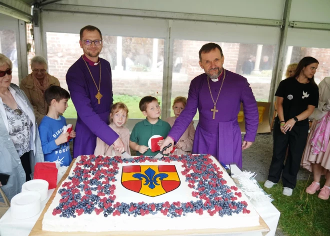 Priesterim uzbrūk misters Velns, nošauts dzīvnieks uz altāra, izvirtības Dieva templī: skaļākie Baznīcas skandāli