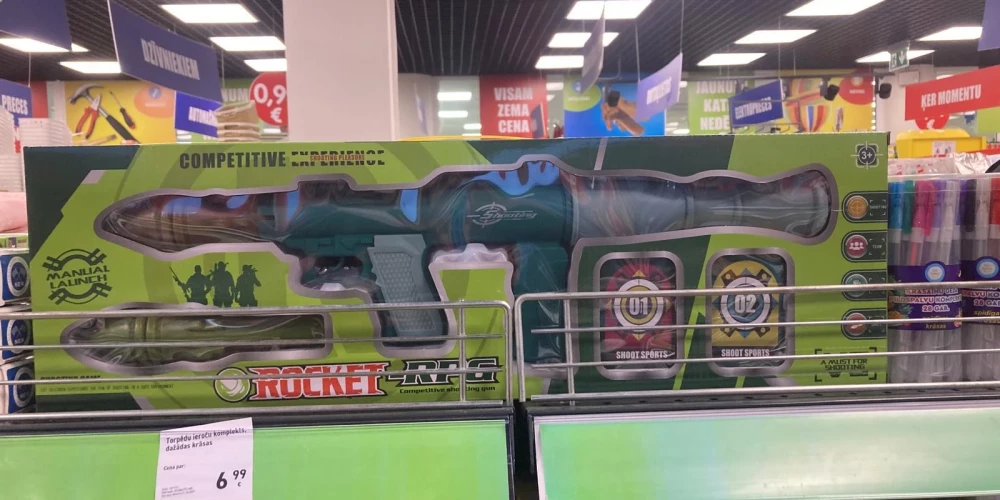 Veikalos pieejams plašs klāsts ar rotaļu ieročiem.