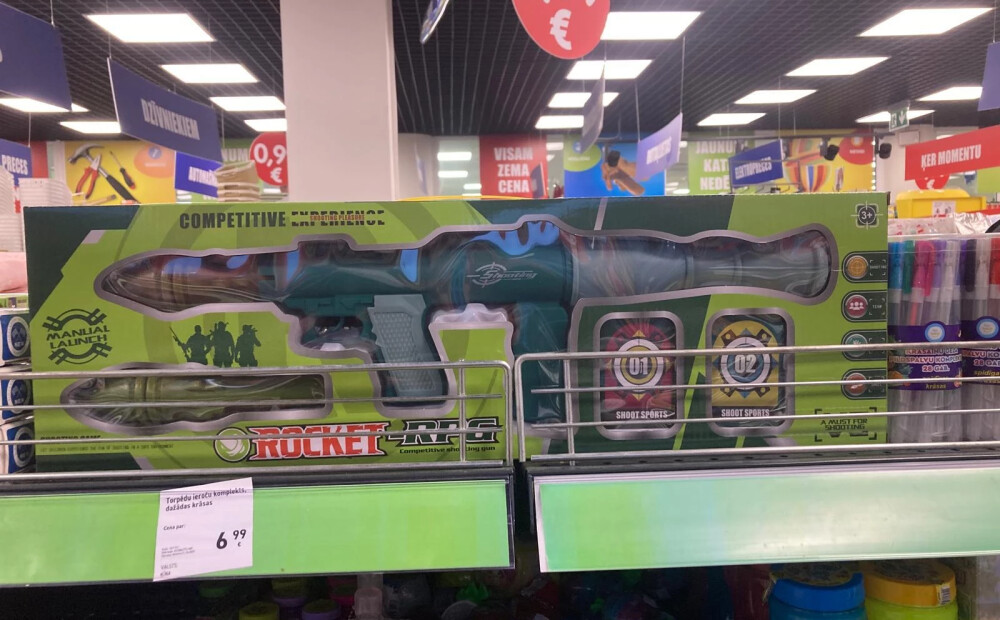 FOTO: "Mammu, es tevi nošaušu…" Vai ļaut bērnam spēlēties ar rotaļu ieročiem?