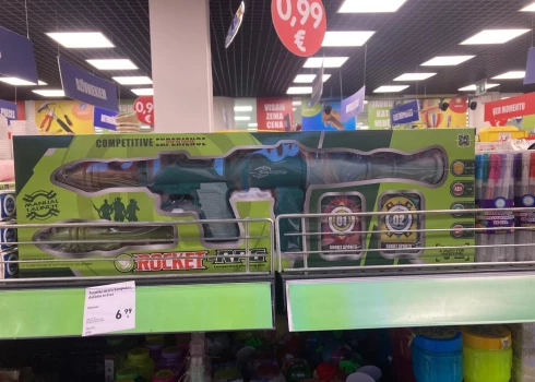 Veikalos pieejams plašs klāsts ar rotaļu ieročiem.