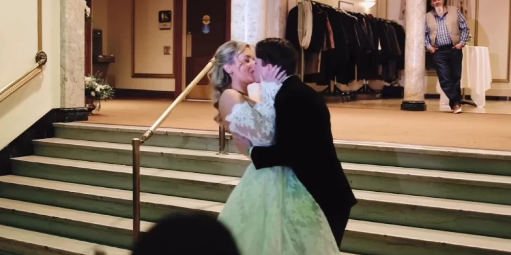 Līgavainis ar savu uznācienu sajūsmina viesus un internetu.