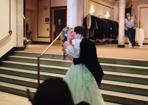 Līgavainis ar savu uznācienu sajūsmina viesus un internetu.