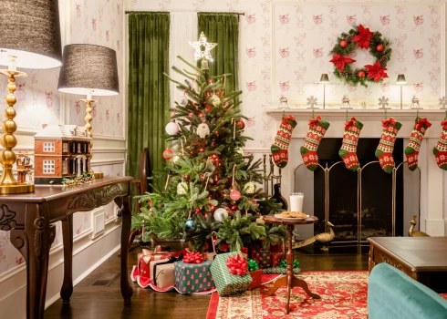 VHS, krāsainas lampiņas un nostalģija – retro Ziemassvētki atkal ir modē.
