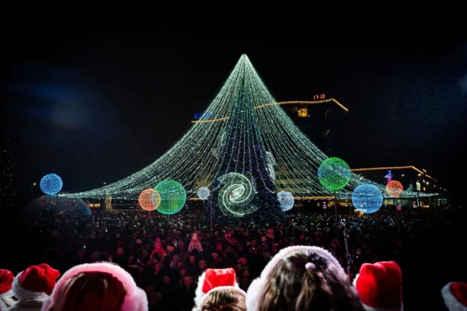 Jauns.lv lasītāji 2. vietu eglīšu konkursā piešķīra Daugavpilij.