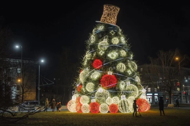Par krāšņāko Latvijas eglīti 2025. gadā jau otro gadu pēc kārtas atzīta Liepājas eglīte.