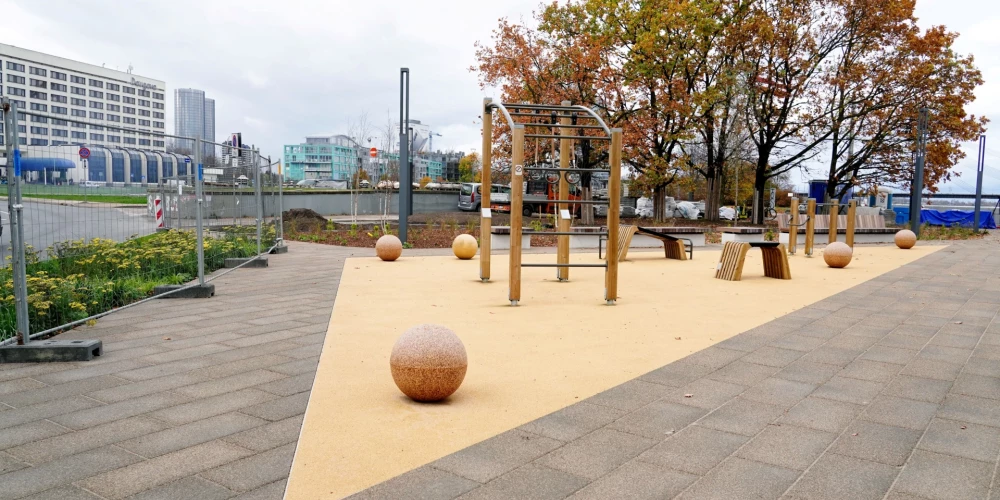 Tā pērn izskatījās bērnu rotaļu laukums Mūkusalas ielas promenādē
