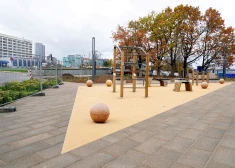 Pabeigta 20,8 miljonus eiro vērtā Rīgas Mūkusalas ielas krasta promenādes pārbūve, to svinīgi atklās 9. janvārī