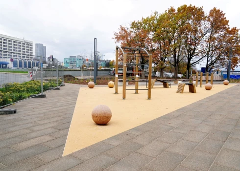 Tā pērn izskatījās bērnu rotaļu laukums Mūkusalas ielas promenādē