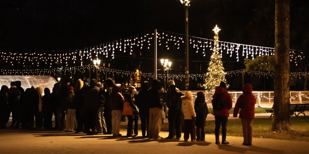 Milzu rinda pie slidotavas Esplanādē, kamēr novērš ledus defektus