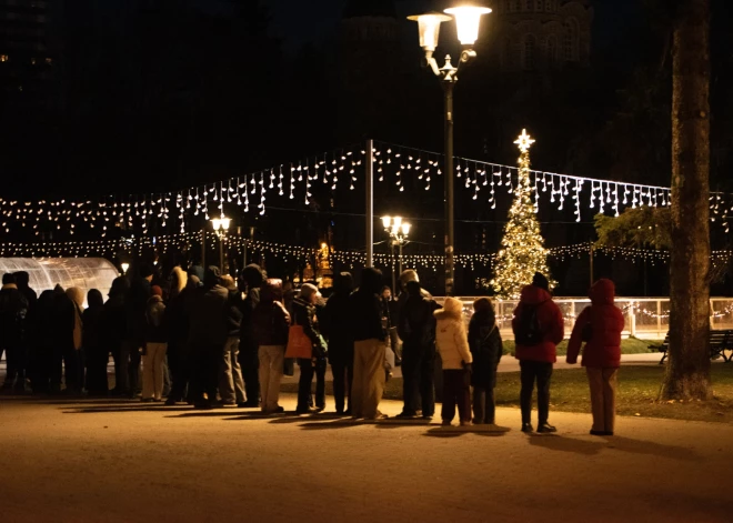 Milzu rinda pie slidotavas Esplanādē, kamēr novērš ledus defektus