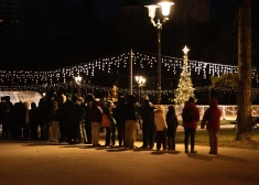 Pie Esplanādes slidotavas milzīga rinda, kamēr labo plaisas ledū. FOTO