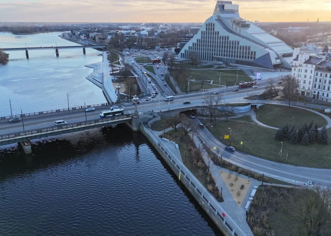 Завершились длившиеся два года строительные работы на набережной-променаде улицы Мукусалас, превратившие 2,3-километровый участок набережной в современное, благоустроенное городское пространство и новую «визитную карточку» Риги.
