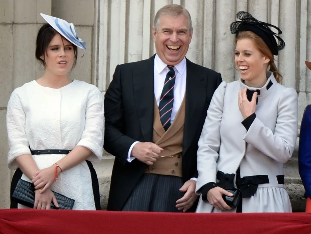 Endrū ar abām meitām princesi Eiženiju (no kreisās) un princesi Beatrisi 2013. gadā uz Bekingemas pils balkona.