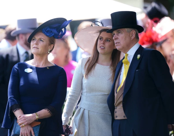 Princese Beatrise ar abiem vecākiem 2018. gadā.