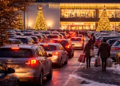 "Люди весь год не ели?" В соцсетях обсуждают полные супермаркеты и огромные пробки на улицах Риги