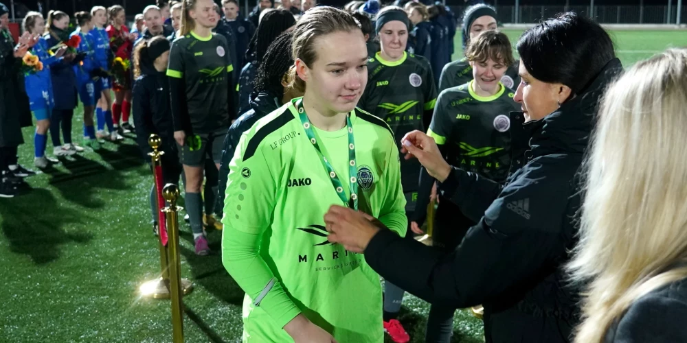 Futbola kluba "Riga" vārtsardze Elza Renāte Strazdiņa 2025. gada martā saņem medaļu par uzvaru Sieviešu futbola līgas Superkausa spēlē pret RFS