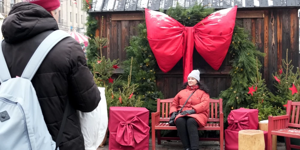 Данные за прошлый год показывают, что рождественскую ярмарку на Домской площади посетили около 200 тысяч человек.