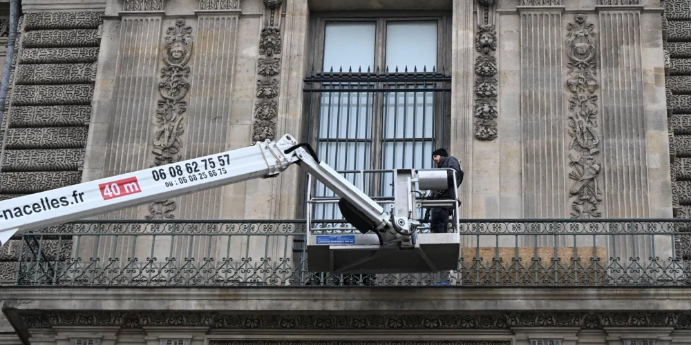 Luvras logiem uzstāda restes (foto: Scanpix / AP)