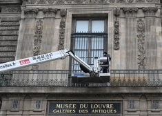 Pēc skandalozās zādzības Luvrā vairākiem pasaulslavenā muzeja logiem uzstādītas metāla restes
