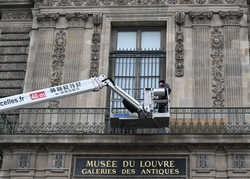 Luvras logiem uzstāda restes (foto: Scanpix / AP)
