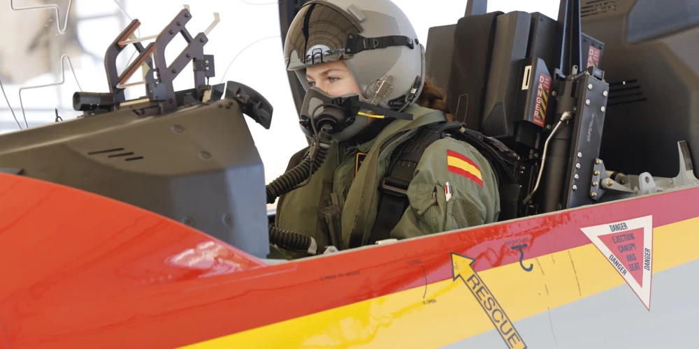 Princese Leonora "Pilatus PC-21" mācību lidmašīnā