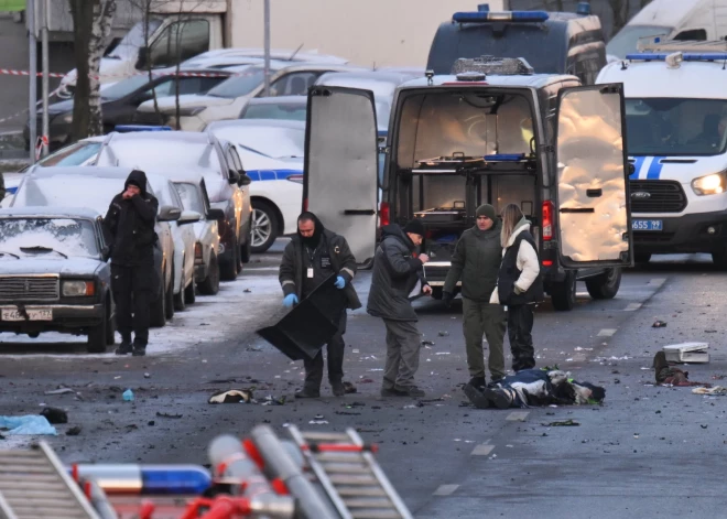 В результате взрыва самодельного взрывного устройства погибли два сотрудника дорожно-патрульной службы.