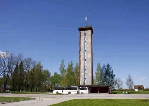 Studenti no Jelgavas izstrādājuši 14 vīzijas, ko darīt ar Lēdmanes centrā pamesto padomju laikā celto 30 metrus augsto ūdenstorni.