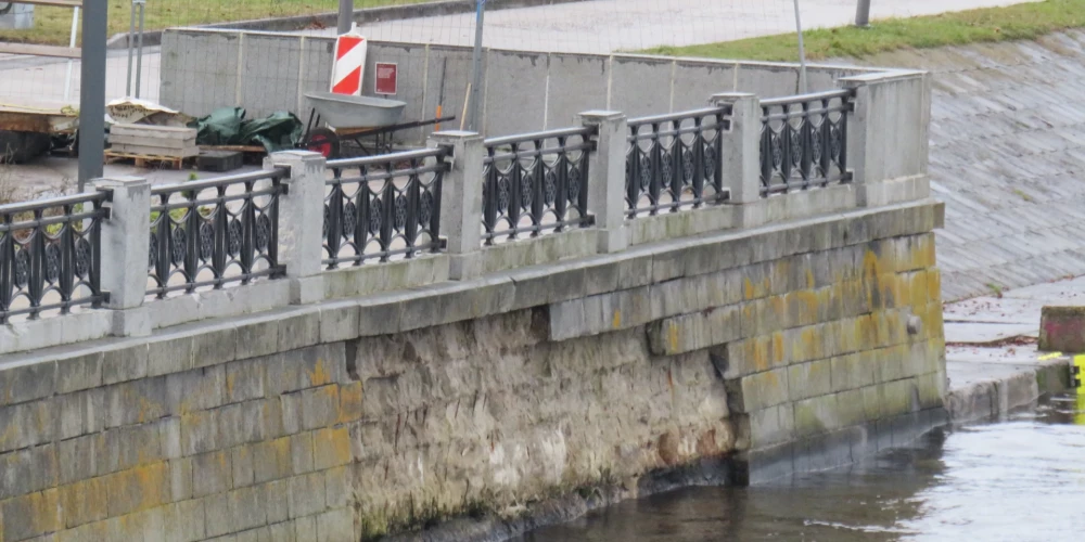 Сделанные на этой неделе снимки заставляют усомниться, что ремонт набережной действительно завершен.