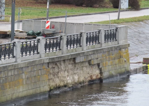 Сделанные на этой неделе снимки заставляют усомниться, что ремонт набережной действительно завершен.