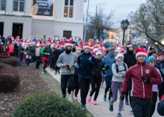 FOTO, VIDEO: rūķu cepurēs, kostīmos un ar smaidīgām sejām: simtiem dalībnieku Rīgā vienojas labdarības skrējienā
