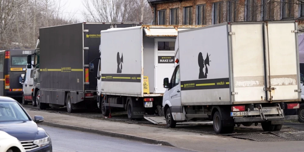 Vāc parakstus par transportlīdzekļa ekspluatācijas nodokļa atcelšanu privātpersonām. 