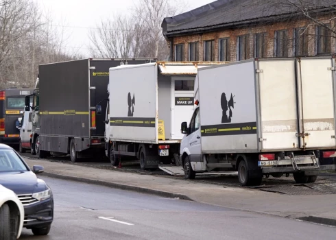 Vāc parakstus par transportlīdzekļa ekspluatācijas nodokļa atcelšanu privātpersonām. 