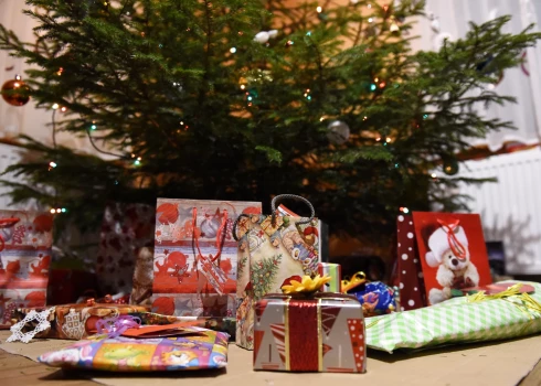 Dāvanas zem eglītes Ziemassvētku vakarā.