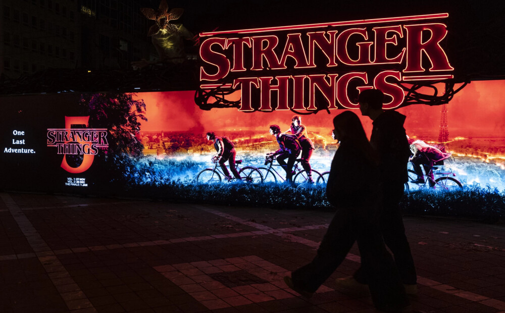 “Stranger Things” kļuvusi par visu laiku populārāko seriālu “Netflix” vēsturē