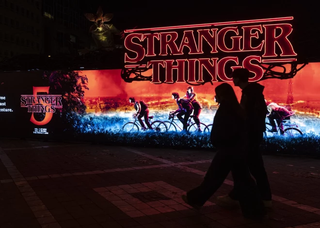 “Stranger Things” kļuvusi par visu laiku populārāko seriālu “Netflix” vēsturē