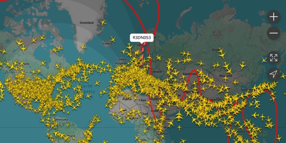 Где сейчас летит рождественский борт номер один?