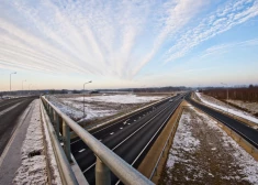 Apledojums un sniegs Kurzemē, Zemgalē un Latgalē apgrūtina braukšanu; strādā 88 ziemas tehnikas vienības