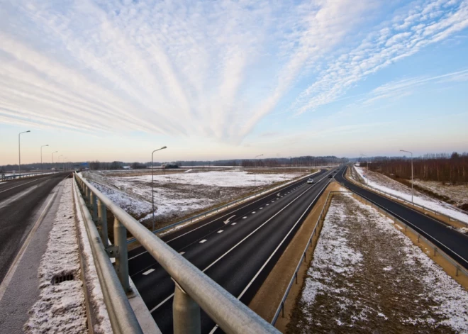 Apledojuma un sniega dēļ apgrūtināta braukšana daudzviet Latvijā