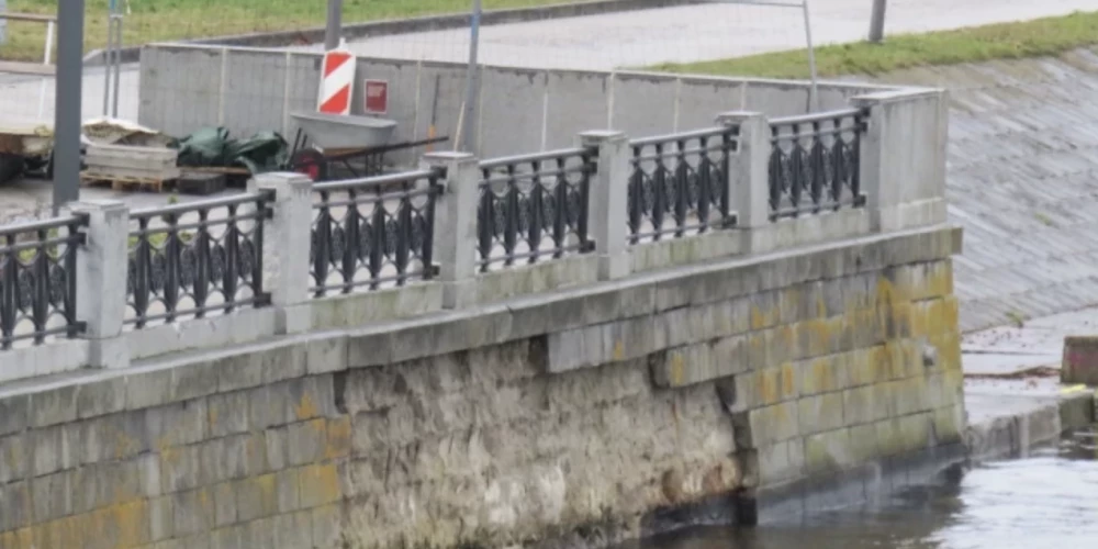 Šonedēļ uzņemtās fotogrāfijas liek šaubīties, vai promenādes remonts patiešām ir pabeigts.