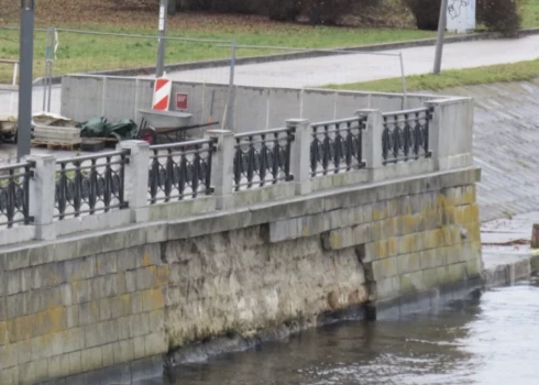 Šonedēļ uzņemtās fotogrāfijas liek šaubīties, vai promenādes remonts patiešām ir pabeigts.
